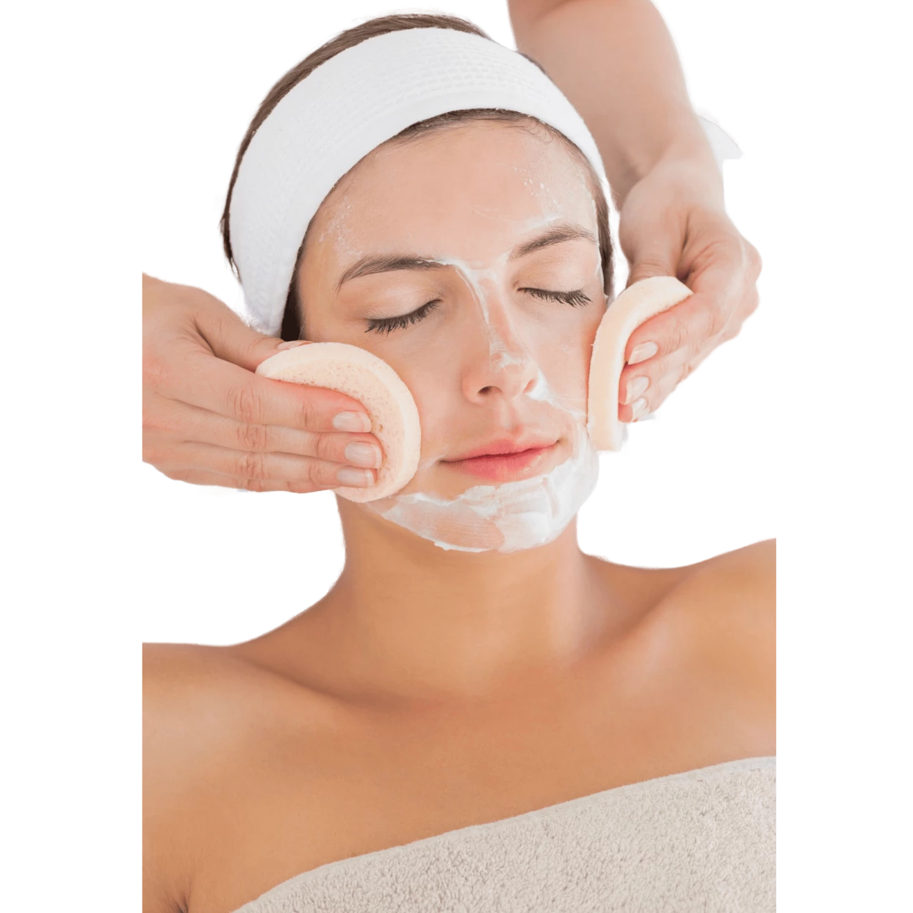 Mujer recibiendo un tratamiento facial con esponjas en un spa, con productos de limpieza en la piel.
